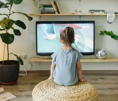 Dziecko oglądające telewizje