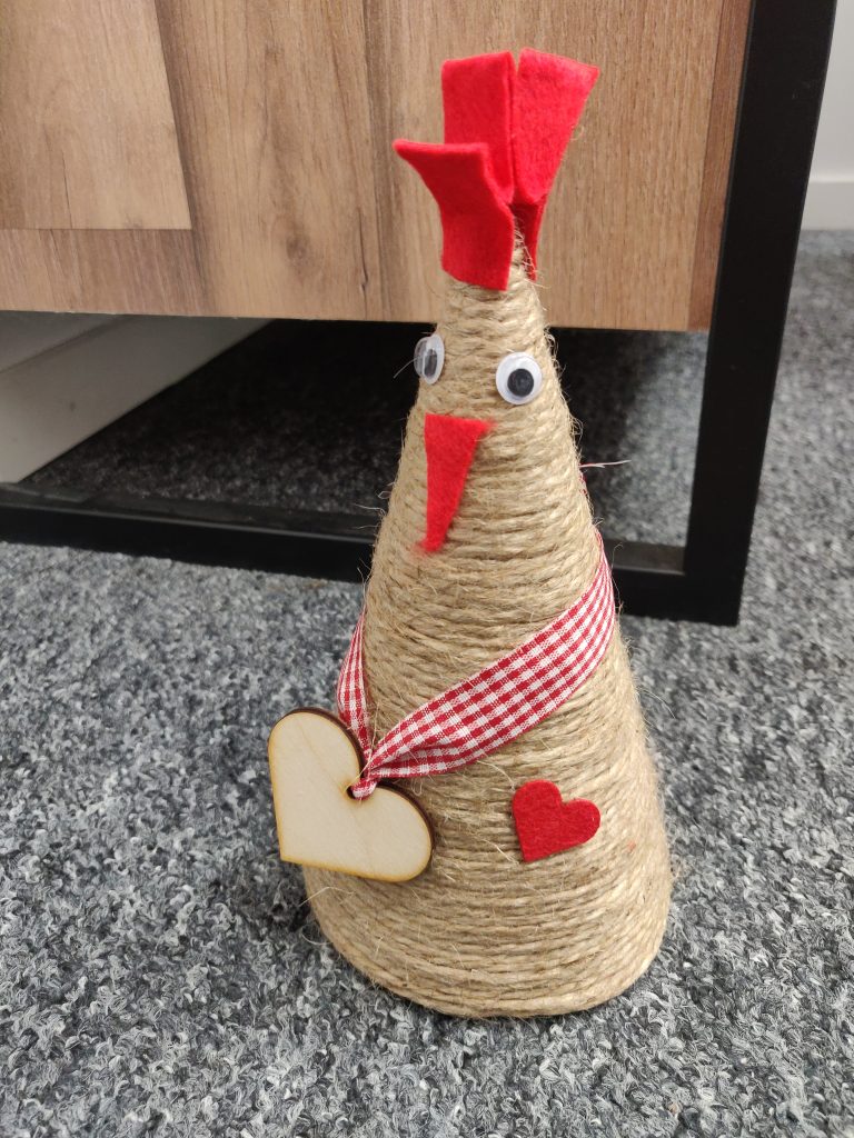 KURA WIELKANOCNA ZE SZNURKA