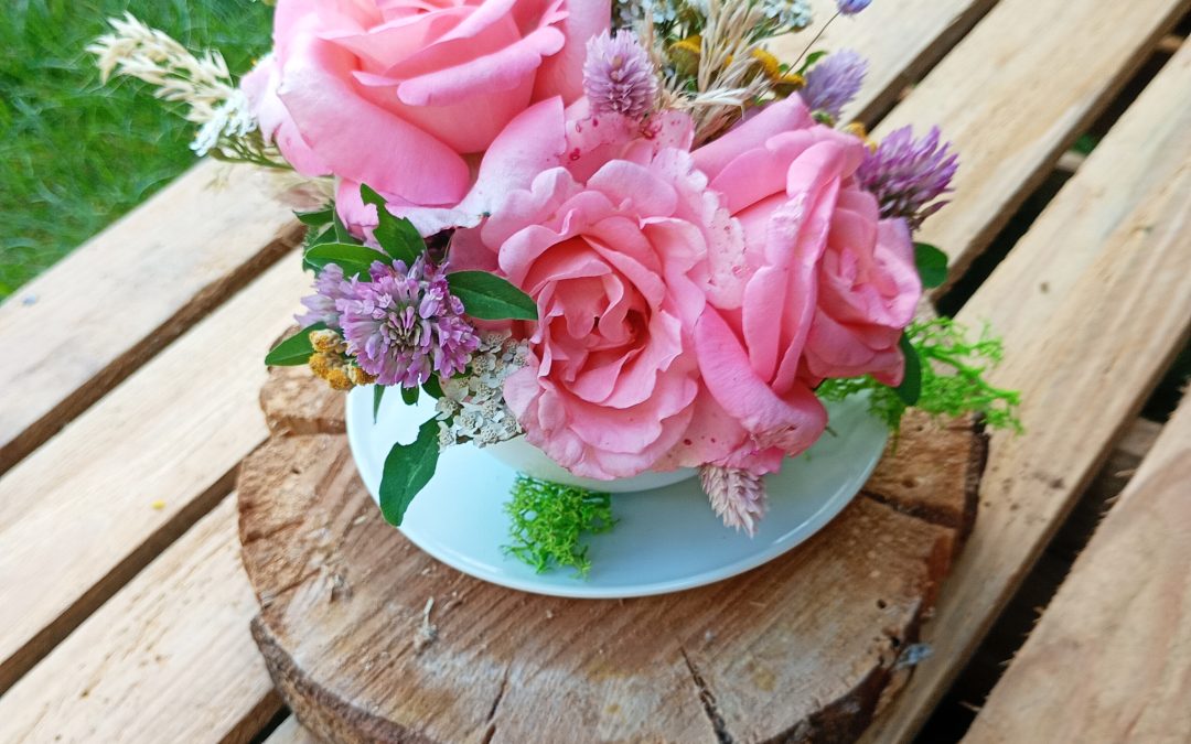 Kompozycja florystyczna w filżance