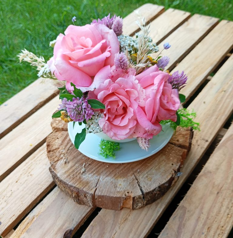 KOMPOZYCJA FLORYSTYCZNA W FILŻANCE
