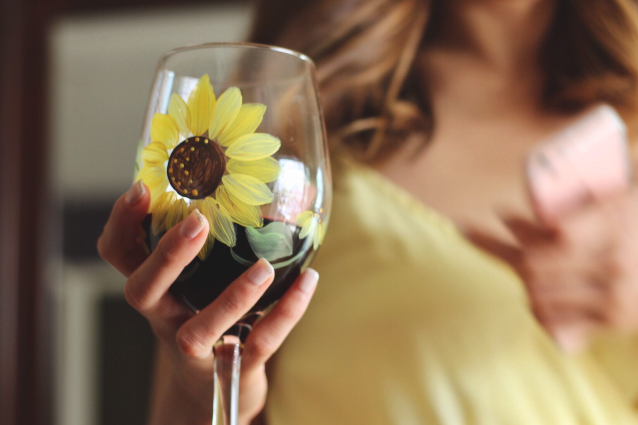 closeup-of-a-woman-s-hand-holding-a-wine-glass-wit-2021-09-02-15-10-06-utc MALOWANIE NA SZKLE