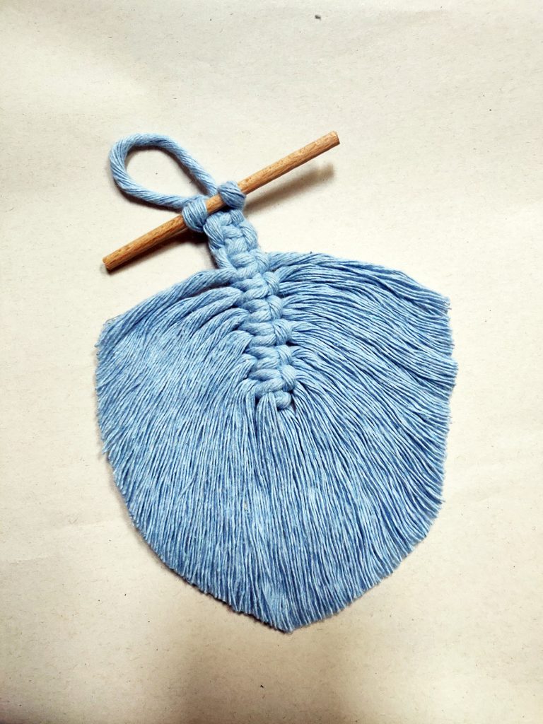 ZAWIESZKA Z MAKRAMY